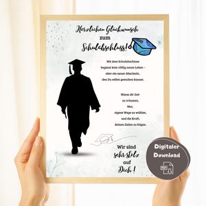 Könnte beinhalten: Gerahmter Abschlussdruck mit einer Silhouette eines Absolventen in Robe und Hut. Der Druck enthält deutschen Text, der dem Absolventen gratuliert und ihn ermutigt, seine Träume zu verfolgen. Digitaler Download verfügbar.