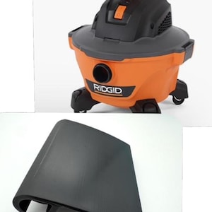Pode incluir: Um aspirador de p&oacute; e l&iacute;quido RIDGID laranja e preto com um acess&oacute;rio preto. O aspirador tem uma al&ccedil;a, rodas e o nome da marca impresso na frente. O acess&oacute;rio &eacute; uma pe&ccedil;a de pl&aacute;stico preta com uma borda curva.