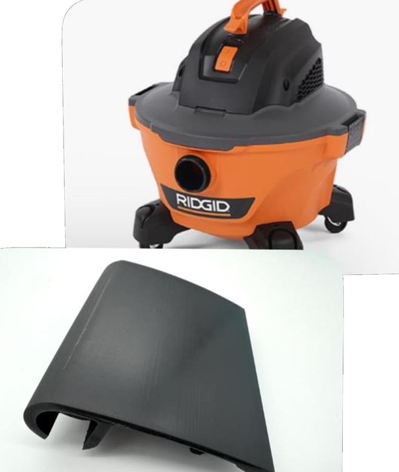 Pode incluir: Um aspirador de p&oacute; e l&iacute;quido RIDGID laranja e preto com um acess&oacute;rio preto. O aspirador tem uma al&ccedil;a, rodas e o nome da marca impresso na frente. O acess&oacute;rio &eacute; uma pe&ccedil;a de pl&aacute;stico preta com uma borda curva.