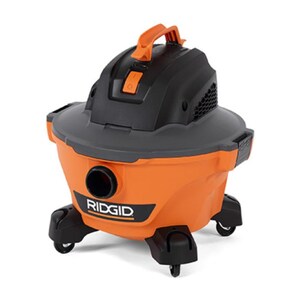 Pode incluir: Um aspirador de p&oacute; e l&iacute;quido RIDGID laranja e preto com uma al&ccedil;a e rodas pretas. O aspirador tem uma parte superior preta e uma abertura redonda para a mangueira. O logotipo RIDGID &eacute; vis&iacute;vel na frente.