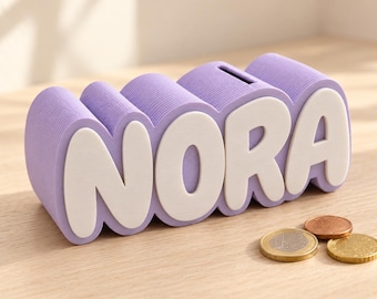 Può includere: Un salvadanaio stampato in 3D color lavanda a forma del nome NORA con lettere bianche, spesse e arrotondate. La struttura presenta una fessura orizzontale per le monete sulla parte superiore, con una texture visibile sui lati viola.