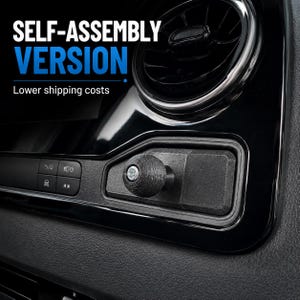 Op de afbeelding: Een zwarte, getextureerde, bolvormige knop gemonteerd op een dashboardpaneel van een voertuig bij een ronde ventilatieopening. De tekst "SELF-ASSEMBLY VERSION" en "Lower shipping costs" is zichtbaar in de linkerbovenhoek van de afbeelding.