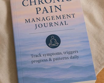 Może przedstawiać: Dziennik w miękkiej oprawie zatytułowany Chronic Pain Management Journal z tłem w gradiencie niebiesko-brzoskwiniowym. Okładka zawiera ciemnoniebieską ikonę medytacji oraz tekst: Track symptoms, triggers progress & patterns daily.