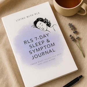 Könnte beinhalten: Ein weißes Journal mit einem violetten Aquarellhintergrund und einer schwarzen Illustration einer schlafenden Frau. Der Titel des Journals lautet "RLS 7-Day Sleep & Symptom Journal" und der Text darunter lautet "Track what helps you rest. Feel less alone."