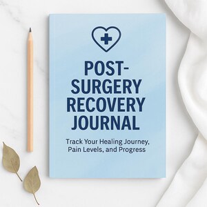 Può includere: Un diario azzurro con un'icona a forma di cuore e croce medica blu scuro. Il testo recita POST-SURGERY RECOVERY JOURNAL e Track Your Healing Journey, Pain Levels, and Progress. Una matita di legno è posizionata a sinistra del diario.