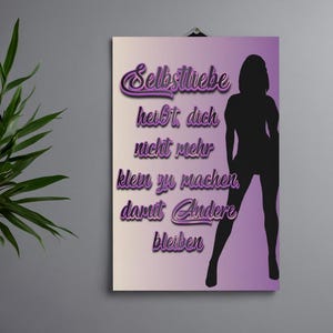 Könnte beinhalten: Ein gerahmtes Poster mit einem Farbverlauf von Hellrosa nach Lila. Das Poster zeigt den deutschen Text "Selbstliebe heißt dich nicht mehr klein zu machen, damit Andere bleiben" in lila Schrift und eine schwarze Silhouette einer Person.