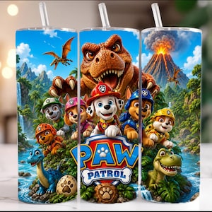 Peut inclure: Un gobelet cylindrique avec une paille transparente arborant un motif coloré Paw Patrol. Le design présente divers chiots de dessin animé, un grand T-Rex, un volcan et un paysage de jungle luxuriant. Le logo Paw Patrol est centré.