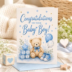 Può includere: Un biglietto d'auguri con il testo Congratulations ON YOUR Baby Boy! raffigurante un orsacchiotto marrone chiaro, scarpine blu, due palloncini blu a pois e due cubi blu con le lettere B, A, B, Y, circondati da stelle e cuori blu.