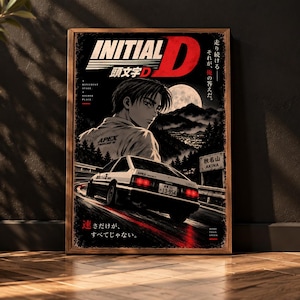Peut inclure: Une affiche rectangulaire présentant le logo Initial D en rouge et blanc, un personnage regardant par-dessus son épaule, et une Toyota AE86 blanche et noire dérivant sur une route de montagne la nuit sous une pleine lune, avec du texte japonais.