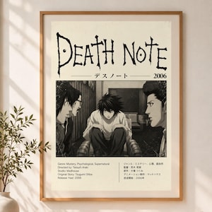 Può includere: Un poster incorniciato con il titolo Death Note in caratteri neri stilizzati, con il testo giapponese e l'anno 2006 sottostanti. L'immagine centrale mostra un'illustrazione in bianco e nero di un personaggio seduto su una sedia, affiancato da altri due personaggi. I dettagli del testo includono genere, regista, studio e anno.