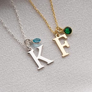 Collar de letras de plata con inicial de piedra de nacimiento, collar con inicial de piedra de nacimiento y dije de letras de piedra de nacimiento.