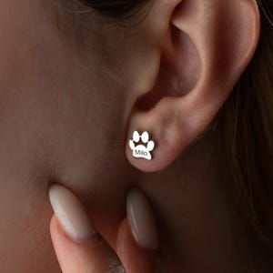 Engraved Paw Name Earrings Tiny Paw Print Silver Studs Custom Paw Pet Remembrance Gift Gold Paw Print Dog Mama Gift Unique Pet Gift for Her