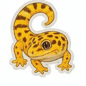 Puede incluir: Una pegatina con una ilustración detallada de un gecko leopardo amarillo con manchas marrones. El gecko tiene una cola enroscada y está sobre un fondo blanco. La pegatina tiene un borde blanco.