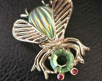 Broche abeille en verre cristal vert aurore boréale dorée signée Weiss