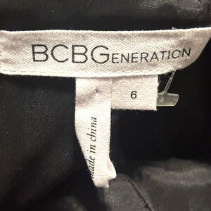 Vestido mini de fiesta vintage BCBG Generation sin tirantes en dorado metalizado para cócteles festivos. imagen 3