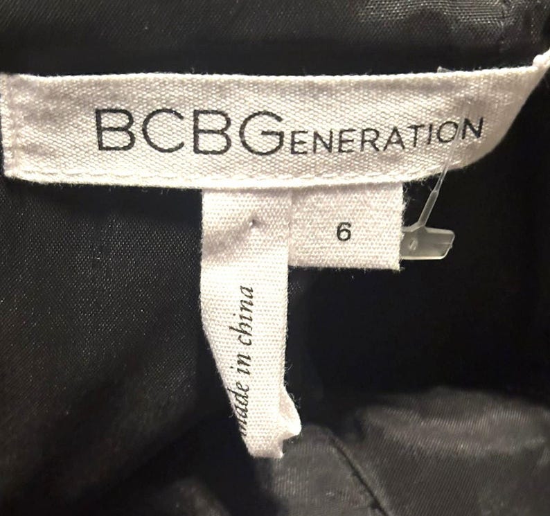 Vestido mini de fiesta vintage BCBG Generation sin tirantes en dorado metalizado para cócteles festivos. imagen 3