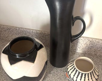 Jarra de porcelana negra mate de terciopelo de MCM, década de 1950, rara y antigua, n.° 2290