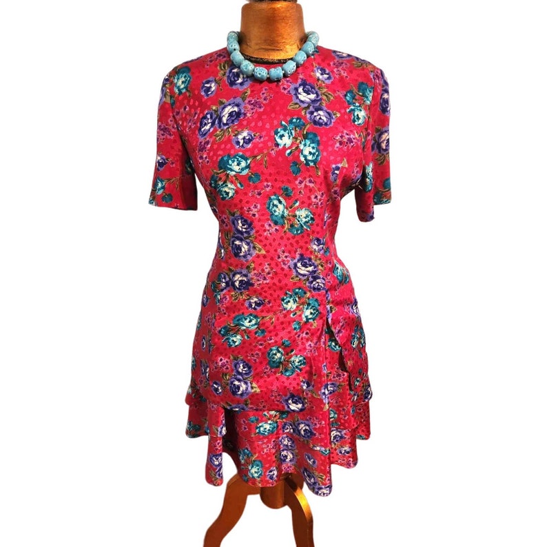 Vintage Leslie Fay Red Floral Short Sleeve Dress w/Ruffle Tiered Hem Size 8P EUC image 1