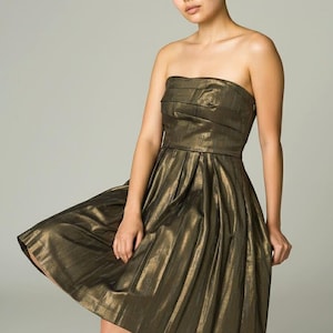 Vestido mini de fiesta vintage BCBG Generation sin tirantes en dorado metalizado para cócteles festivos. imagen 1