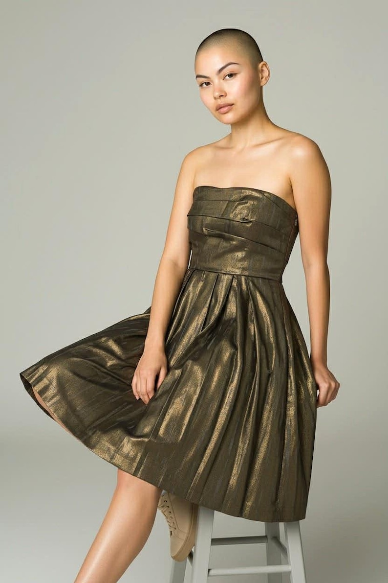 Vestido mini de fiesta vintage BCBG Generation sin tirantes en dorado metalizado para cócteles festivos. imagen 1