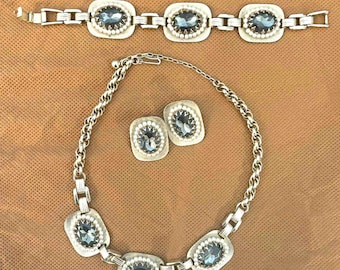 Vintage Gold Tone Blue Glass Pearl Jewelry Set Necklace Bracelet Clip Earrings