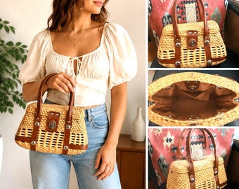 Borsa vintage anni '70 in paglia con manici in pelle marrone e chiusura a girello, stile boho.