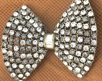 Broche de lazo de diamantes de imitación CINER vintage de los años 50 y 60 con cristal en tono plateado. ¡ENVÍO GRATIS!