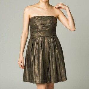 Vestido mini de fiesta vintage BCBG Generation sin tirantes en dorado metalizado para cócteles festivos. imagen 2