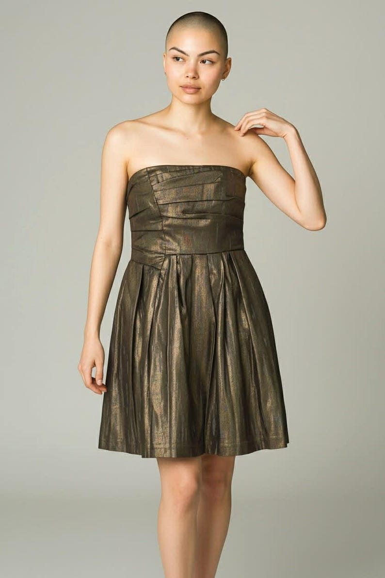 Vestido mini de fiesta vintage BCBG Generation sin tirantes en dorado metalizado para cócteles festivos. imagen 2