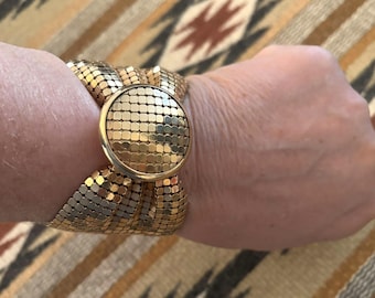 Pulsera de malla RAU F Co vintage en tono dorado con puño ancho de 2 pulgadas y cierre de botón a presión, EE. UU.