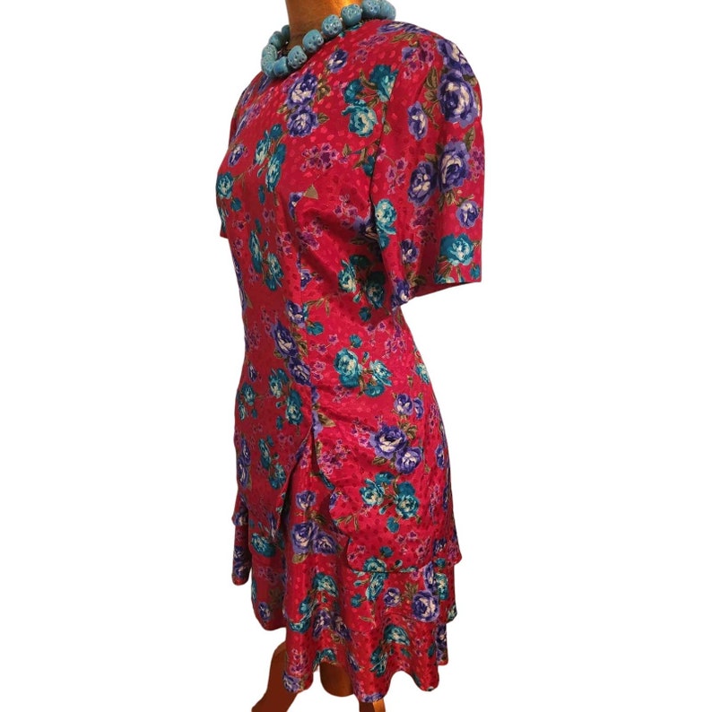 Vintage Leslie Fay Red Floral Short Sleeve Dress w/Ruffle Tiered Hem Size 8P EUC image 2