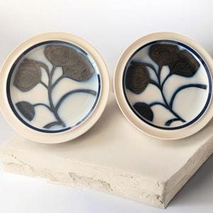 Juego de 2 platos de gres Independence Japan, estilo vintage, ideales para cenas y ensaladas.