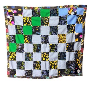 Manta de patchwork vintage hecha a mano con diseño floral geométrico estilo cottagecore boho.