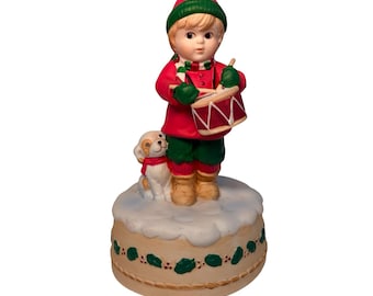 San Francisco Music Box Co Kleiner Drummer Junge Hund Figur 1989 Rot Grün