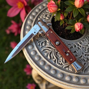 Klappbares Taschenmesser – Italienisches Stiletto Milano Braunholz & Silber – Originelles Geschenk für Männer, Freund, Geburtstag, Wandern, Survival