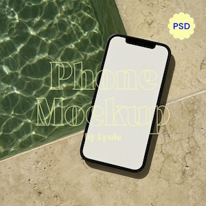 Maqueta de iPhone junto a la piscina, maqueta digital con ambiente veraniego, plantilla web de bienestar estético, maqueta de viaje, acogedora escena de pantalla de teléfono bajo el sol.