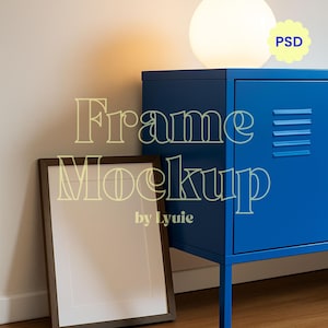 Puede incluir: Una maqueta de marco de fotos marrón oscuro apoyada contra una pared. Un mueble azul con una lámpara blanca redonda encima está a la derecha. El texto "Frame Mockup by Lyuie" está superpuesto en la imagen.
