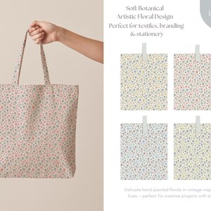 Pu&ograve; includere: Una borsa tote con un motivo floreale rosa, blu e grigio, tenuta in mano. L'immagine mostra anche quattro disegni a motivi floreali e il testo "Soft Botanical Artistic Floral Design".