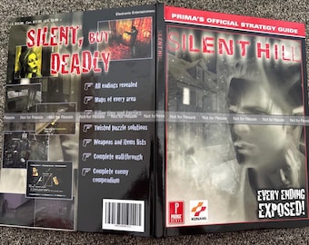 Può includere: Due guide strategiche per il videogioco Silent Hill. La guida a sinistra si intitola "Silent, But Deadly" e la guida a destra si intitola "Prima's Official Strategy Guide". Entrambe le guide presentano immagini del gioco e includono testo.