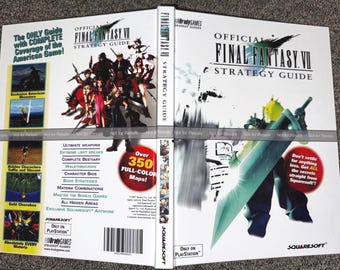 Può includere: Guida strategica ufficiale di Final Fantasy VII di BradyGames. La copertina bianca presenta illustrazioni dei personaggi, una grande figura con una spada e testo che descrive il contenuto, incluse oltre 350 mappe a colori.