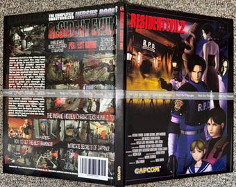 Può includere: Una guida strategica di Resident Evil 2 con copertina nera, illustrazioni dei personaggi, l'edificio R.P.D. e il logo Capcom. Il retro mostra screenshot del gioco, testi descrittivi e un codice a barre per la guida al videogioco.
