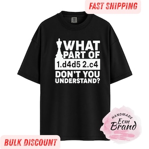Puede incluir: Camiseta negra con un diseño blanco con temática de ajedrez. El diseño incluye una pieza de ajedrez y el texto "WHAT PART OF 1.d4d5 2.c4 DON'T YOU UNDERSTAND?" Un regalo ideal para ajedrecistas.