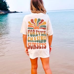 Forever Chasing Sunsets T-Shirt – Retro Beach Graphic Tee, Summer Sunset Shirt, Ocean Lover Gift, Aesthetic Boho Vacation Shirt for Women