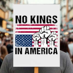 Cartel de protesta &quot;No Kings in America&quot; • Cartel político anti Trump para jardín • Póster de protesta con el puño en la bandera de EE. UU. • Cartel de manifestación contra la dictadura