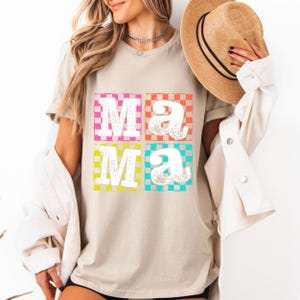 Camiseta MAMA colorida para mães, camiseta xadrez retrô com letras maiúsculas, camiseta fofa e confortável, ideia de presente para o Dia das Mães, camiseta gráfica moderna para a vida de mãe