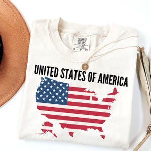 Chemise couleurs confort des États-Unis - T-shirt graphique carte drapeau des États-Unis, T-shirt patriotique du 4 juillet, haut unisexe vintage rouge blanc bleu