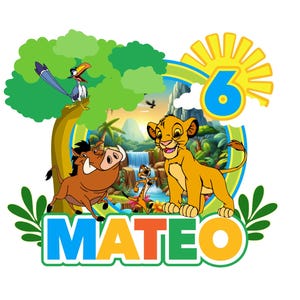 Puede incluir: Gráfico colorido con personajes de El Rey León, incluyendo a Simba, Timón, Pumba y Zazú. El diseño incluye un cielo soleado con el número 6, el nombre "MATEO" y un fondo de selva.