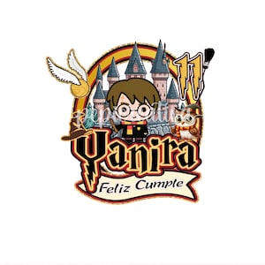 Puede incluir: Un adorno para pastel colorido con una ilustración de dibujos animados de un joven mago con gafas, una bufanda y un castillo de Hogwarts de fondo. El diseño incluye una snitch dorada, un búho y el texto "Yanira Feliz Cumple" con el número 11.