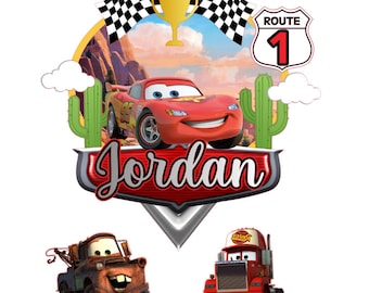 Könnte beinhalten: Ein farbenfrohes Grafikdesign mit Lightning McQueen aus dem Film Cars, dem Namen "Jordan" in einer stilisierten Schriftart. Enthält Zielflaggen, ein Route 1-Schild und Bilder von Mater und Mack.