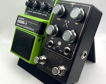 Soporte para pedal de guitarra, de escritorio o de estantería. 60 grados. 60 mm - 150 mm.